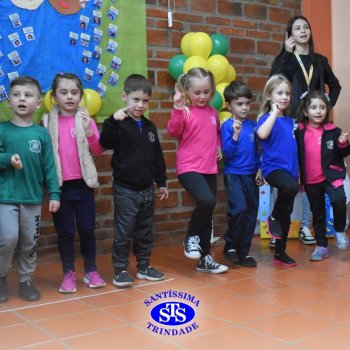 Infantil 4 e 5 celebram o Dia  dos Avós com brincadeiras,  carinho e muito afeto