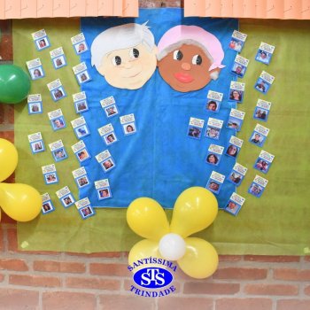 Infantil 4 e 5 celebram o Dia  dos Avós com brincadeiras,  carinho e muito afeto