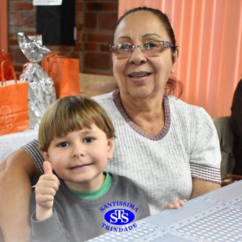 Infantil 4 e 5 celebram o Dia  dos Avós com brincadeiras,  carinho e muito afeto