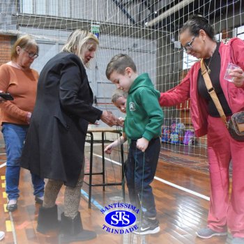 Infantil 4 e 5 celebram o Dia  dos Avós com brincadeiras,  carinho e muito afeto
