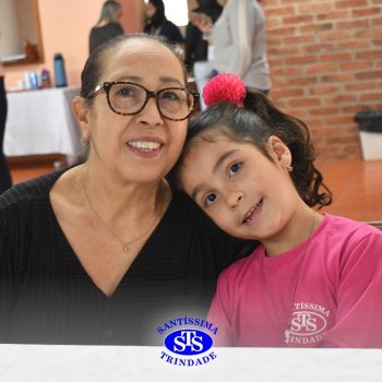 Infantil 4 e 5 celebram o Dia  dos Avós com brincadeiras,  carinho e muito afeto