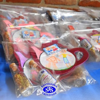 Infantil 4 e 5 celebram o Dia  dos Avós com brincadeiras,  carinho e muito afeto
