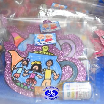 Infantil 4 e 5 celebram o Dia  dos Avós com brincadeiras,  carinho e muito afeto