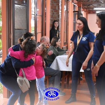 Infantil 4 e 5 celebram o Dia  dos Avós com brincadeiras,  carinho e muito afeto