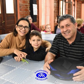 Infantil 4 e 5 celebram o Dia  dos Avós com brincadeiras,  carinho e muito afeto