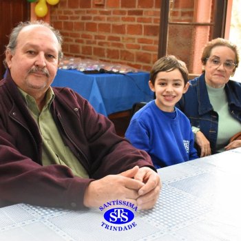Infantil 4 e 5 celebram o Dia  dos Avós com brincadeiras,  carinho e muito afeto