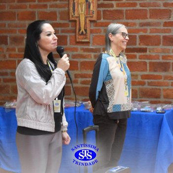 Infantil 4 e 5 celebram o Dia  dos Avós com brincadeiras,  carinho e muito afeto