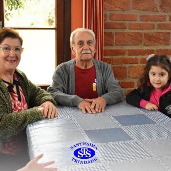 Infantil 4 e 5 celebram o Dia  dos Avós com brincadeiras,  carinho e muito afeto