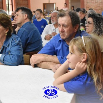 Infantil 4 e 5 celebram o Dia  dos Avós com brincadeiras,  carinho e muito afeto