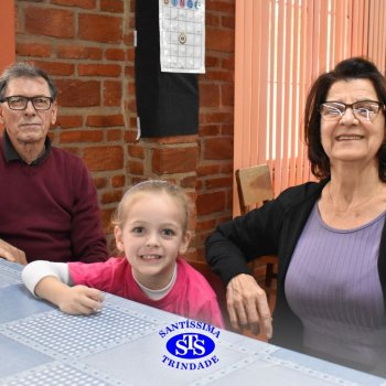 Infantil 4 e 5 celebram o Dia  dos Avós com brincadeiras,  carinho e muito afeto