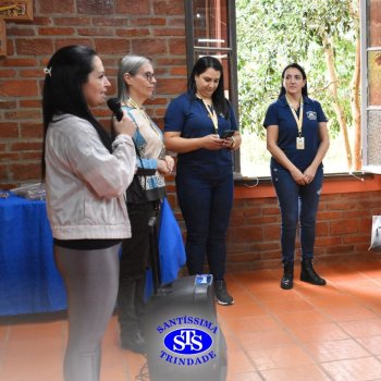 Infantil 4 e 5 celebram o Dia  dos Avós com brincadeiras,  carinho e muito afeto
