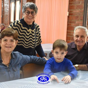 Infantil 4 e 5 celebram o Dia  dos Avós com brincadeiras,  carinho e muito afeto