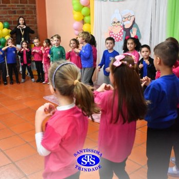 Infantil 4 e 5 celebram o Dia  dos Avós com brincadeiras,  carinho e muito afeto