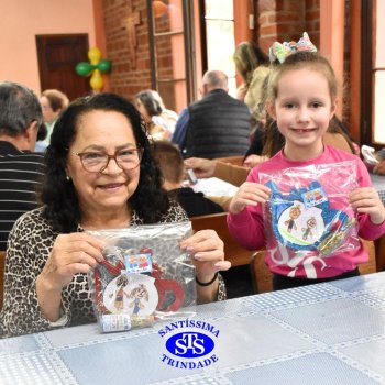 Infantil 4 e 5 celebram o Dia  dos Avós com brincadeiras,  carinho e muito afeto