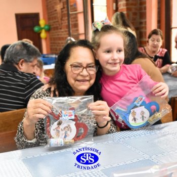 Infantil 4 e 5 celebram o Dia  dos Avós com brincadeiras,  carinho e muito afeto