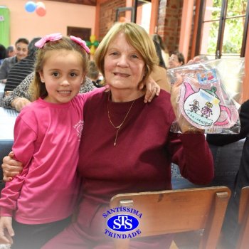 Infantil 4 e 5 celebram o Dia  dos Avós com brincadeiras,  carinho e muito afeto