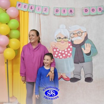 Infantil 4 e 5 celebram o Dia  dos Avós com brincadeiras,  carinho e muito afeto