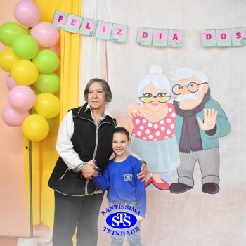 Infantil 4 e 5 celebram o Dia  dos Avós com brincadeiras,  carinho e muito afeto