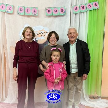 Infantil 4 e 5 celebram o Dia  dos Avós com brincadeiras,  carinho e muito afeto