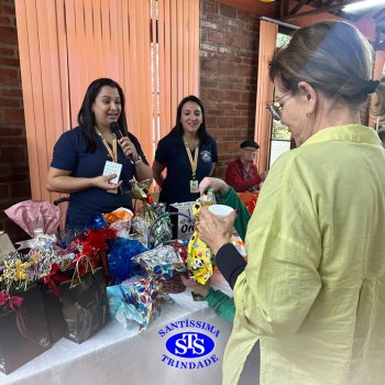 Infantil 4 e 5 celebram o Dia  dos Avós com brincadeiras,  carinho e muito afeto