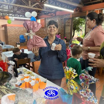Infantil 4 e 5 celebram o Dia  dos Avós com brincadeiras,  carinho e muito afeto