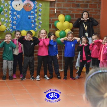 Infantil 4 e 5 celebram o Dia  dos Avós com brincadeiras,  carinho e muito afeto