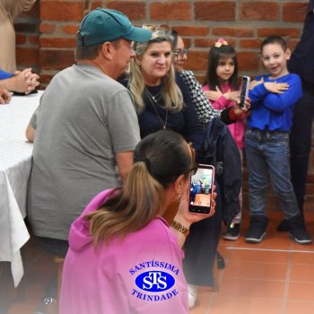 Infantil 4 e 5 celebram o Dia  dos Avós com brincadeiras,  carinho e muito afeto