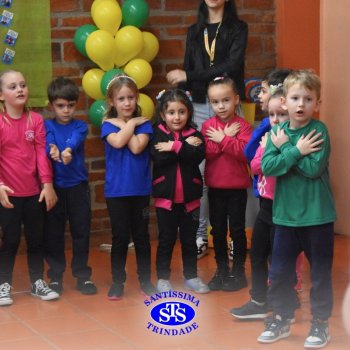 Infantil 4 e 5 celebram o Dia  dos Avós com brincadeiras,  carinho e muito afeto