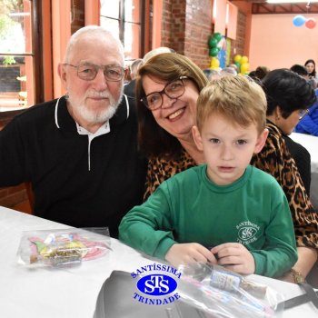 Infantil 4 e 5 celebram o Dia  dos Avós com brincadeiras,  carinho e muito afeto