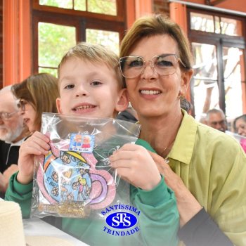 Infantil 4 e 5 celebram o Dia  dos Avós com brincadeiras,  carinho e muito afeto