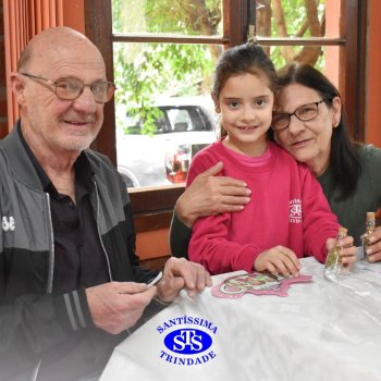 Infantil 4 e 5 celebram o Dia  dos Avós com brincadeiras,  carinho e muito afeto