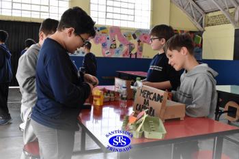 Alunos confeccionam mercadinhos para estudar trocas comerciais | 4º ano