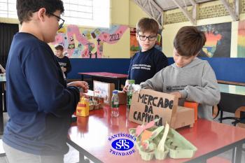 Alunos confeccionam mercadinhos para estudar trocas comerciais | 4º ano