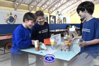 Alunos confeccionam mercadinhos para estudar trocas comerciais | 4º ano