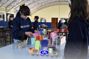 Alunos confeccionam mercadinhos para estudar trocas comerciais | 4º ano
