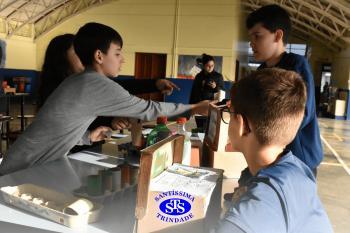Alunos confeccionam mercadinhos para estudar trocas comerciais | 4º ano