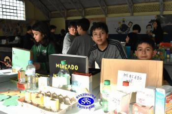 Alunos confeccionam mercadinhos para estudar trocas comerciais | 4º ano