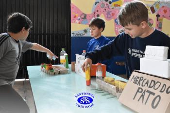 Alunos confeccionam mercadinhos para estudar trocas comerciais | 4º ano