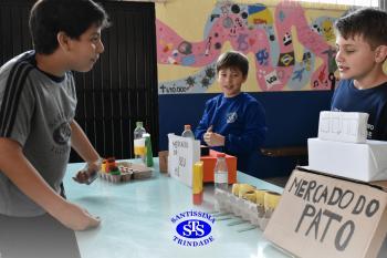 Alunos confeccionam mercadinhos para estudar trocas comerciais | 4º ano