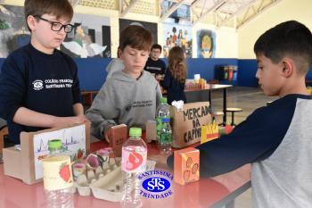 Alunos confeccionam mercadinhos para estudar trocas comerciais | 4º ano