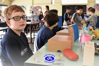 Alunos confeccionam mercadinhos para estudar trocas comerciais | 4º ano