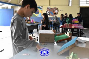 Alunos confeccionam mercadinhos para estudar trocas comerciais | 4º ano