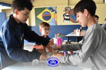 Alunos confeccionam mercadinhos para estudar trocas comerciais | 4º ano