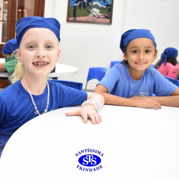 Celebração dos 112 anos do Santíssima: estudantes do 3ºano fazem bolo de pote no Espaço Gourmet