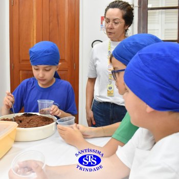 Celebração dos 112 anos do Santíssima: estudantes do 3ºano fazem bolo de pote no Espaço Gourmet
