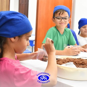 Celebração dos 112 anos do Santíssima: estudantes do 3ºano fazem bolo de pote no Espaço Gourmet