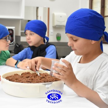 Celebração dos 112 anos do Santíssima: estudantes do 3ºano fazem bolo de pote no Espaço Gourmet