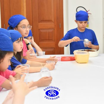 Celebração dos 112 anos do Santíssima: estudantes do 3ºano fazem bolo de pote no Espaço Gourmet