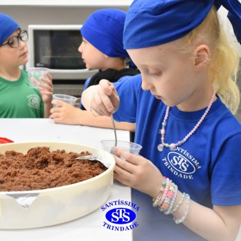 Celebração dos 112 anos do Santíssima: estudantes do 3ºano fazem bolo de pote no Espaço Gourmet