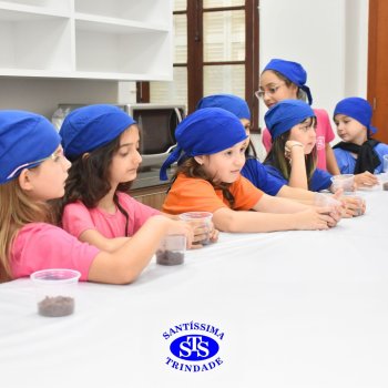 Celebração dos 112 anos do Santíssima: estudantes do 3ºano fazem bolo de pote no Espaço Gourmet